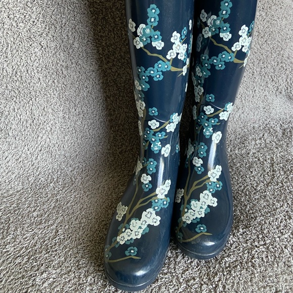 Hunter Refined Blossom Print Tall Gloss Boot, Size 7 - Picture 7 of 9